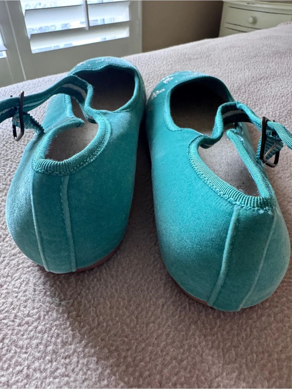 NWOT Joyfolie Brielle Mary Jane Flats with embroidered details  size Youth 3
